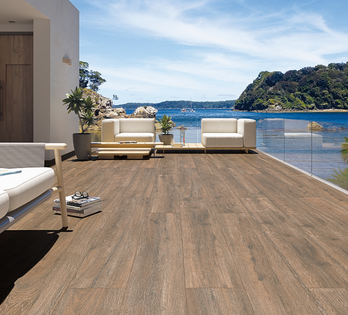 Terrasse sur plots autour d’une piscine